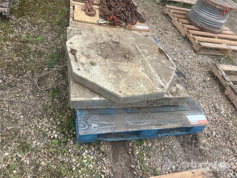  Quantity of (2) Outrigger Pads Crane parts and equipment