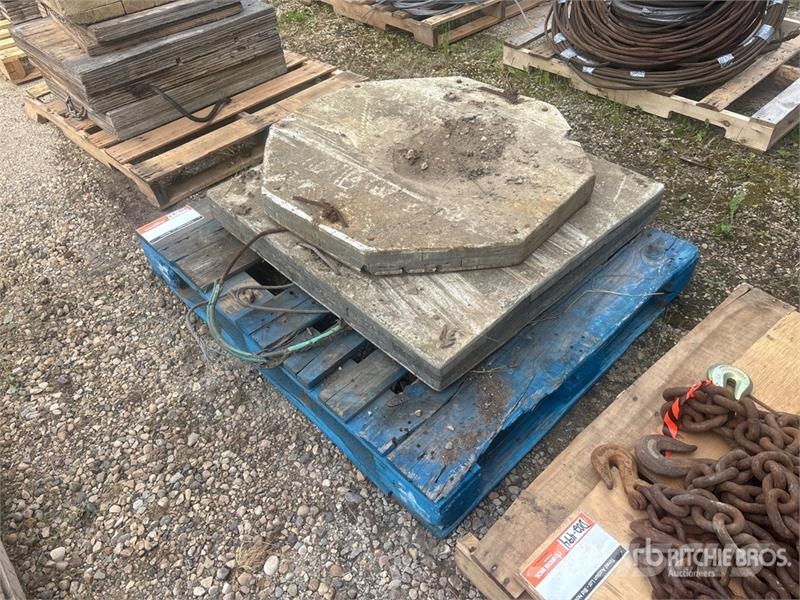  Quantity of (2) Outrigger Pads Crane parts and equipment