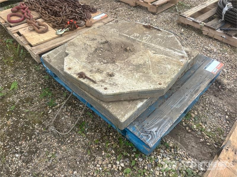  Quantity of (2) Outrigger Pads Crane parts and equipment