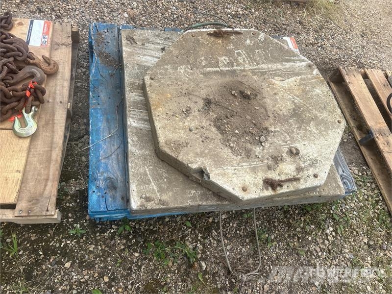  Quantity of (2) Outrigger Pads Crane parts and equipment