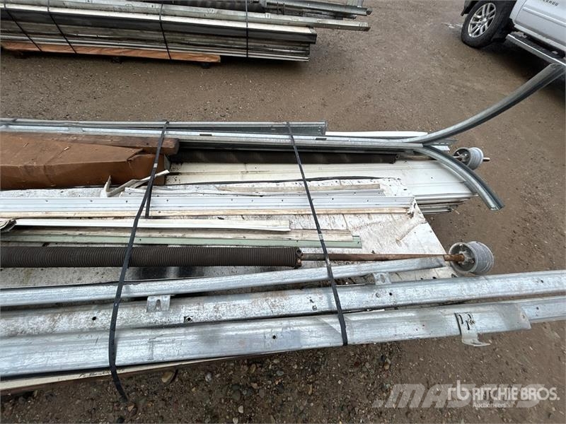 Quantity of (2) Overhead Doors Andre komponenter