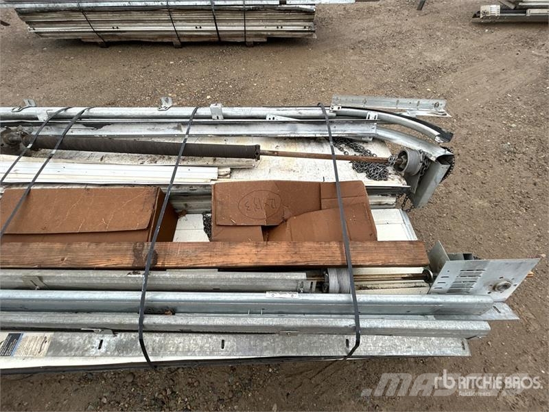 Quantity of (2) Overhead Doors Andre komponenter
