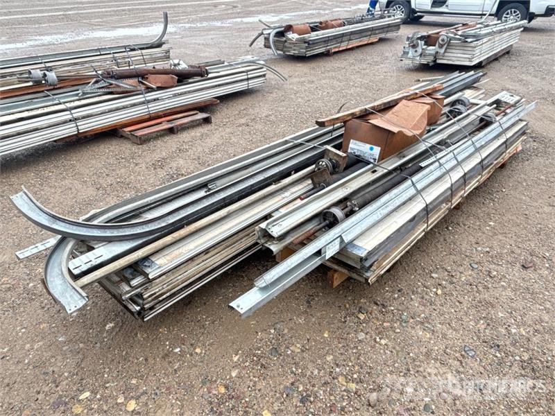 Quantity of (2) Overhead Doors Andre komponenter
