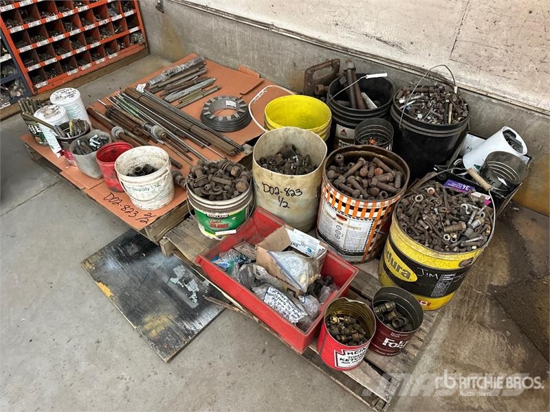 Quantity of (2) Pallets of Miscellaneous Bolts and Ďalšie komponenty