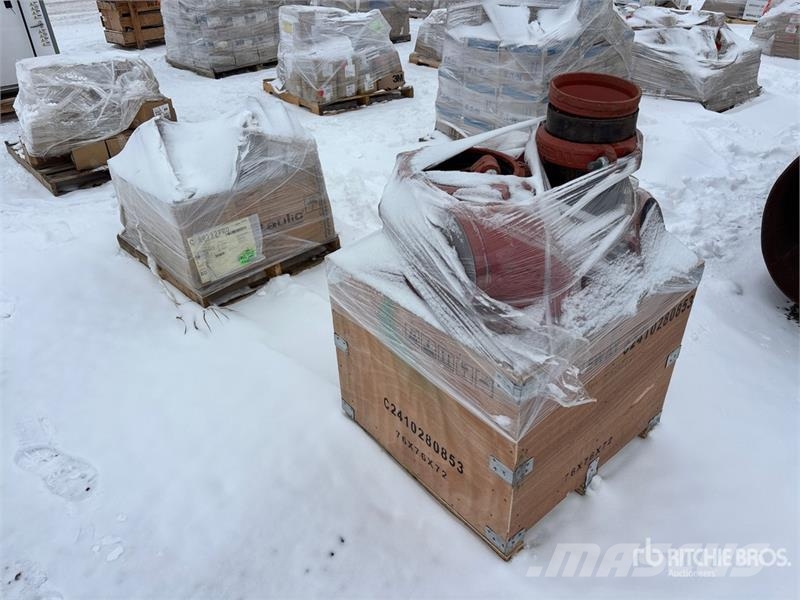 Quantity of (2) Pallets of Pipe Clamps Équipement de pipeline
