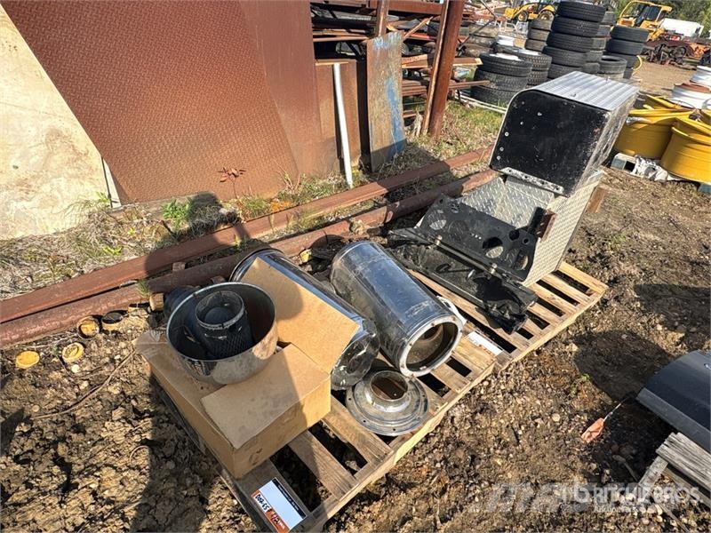 Quantity of (2) Pallets of Truck Parts Transportes - Outros