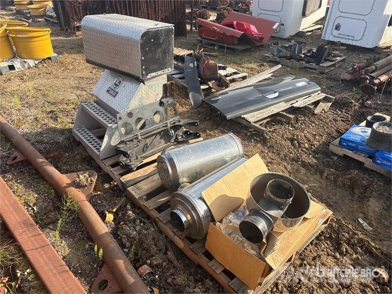 Quantity of (2) Pallets of Truck Parts Transportes - Outros