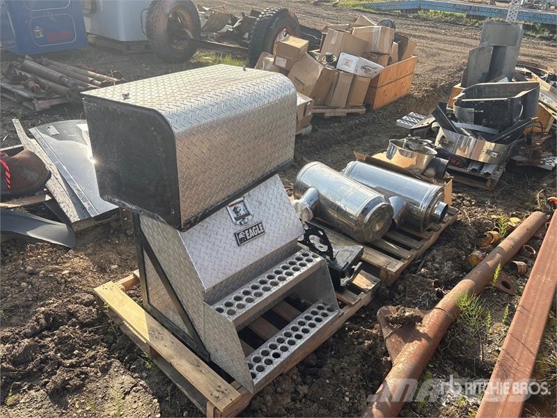 Quantity of (2) Pallets of Truck Parts Transportes - Outros
