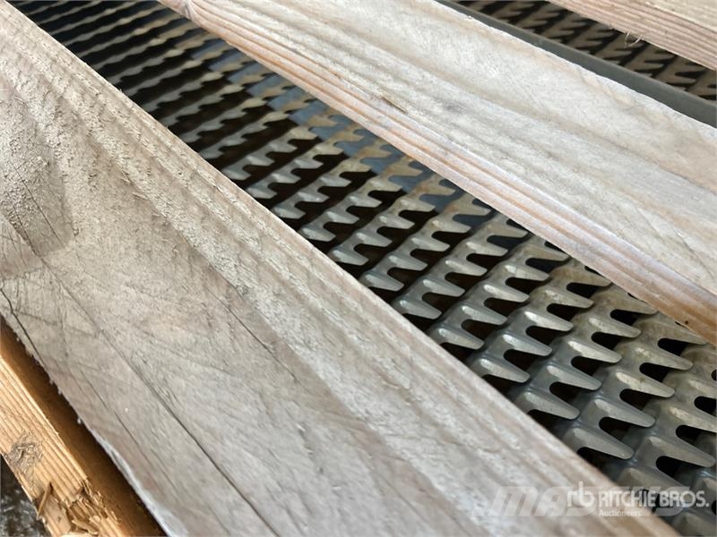 Quantity of (2) Pallets of Combine Sieve (Unused) Inne akcesoria