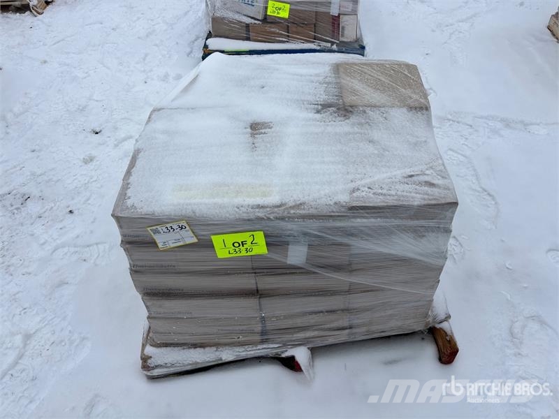 Quantity of (2) Pallets of Pipe Clamps , Fittings Andre komponenter