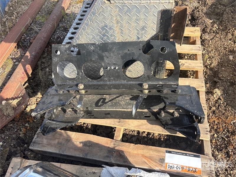 Quantity of (2) Pallets of Truck Parts Transportes - Outros