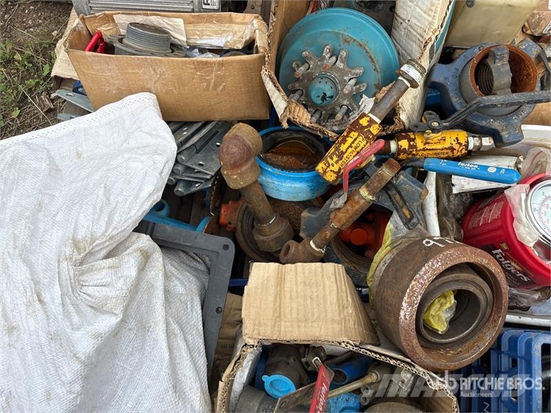 Quantity of (2) Pallets of Miscellaneous Parts 其他組件