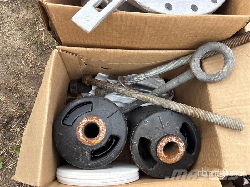 Quantity of (2) Pallets of Miscellaneous Parts 其他組件