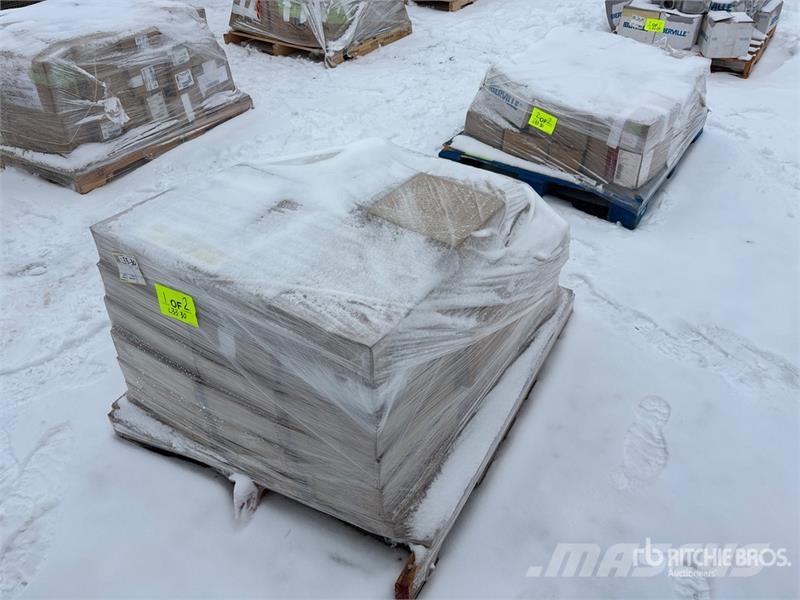 Quantity of (2) Pallets of Pipe Clamps , Fittings Andre komponenter