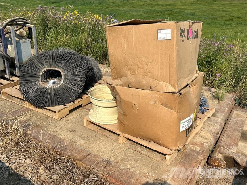 Quantity of (2) Pallets of Brushes Skid Steer Swee Zametací kartáče