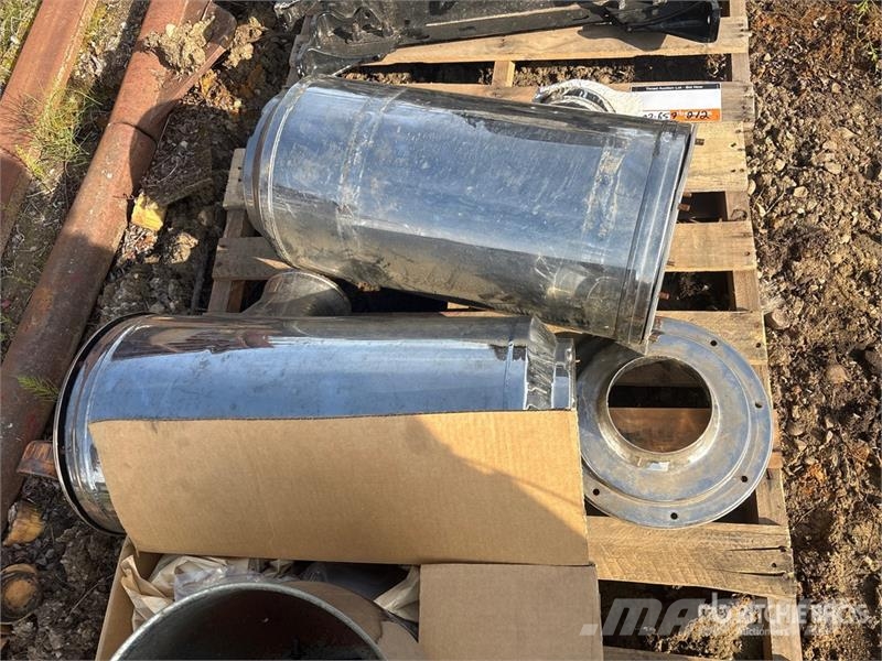 Quantity of (2) Pallets of Truck Parts Transportes - Outros