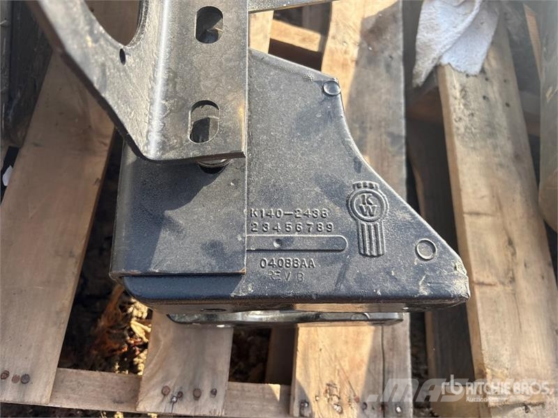 Quantity of (2) Pallets of Truck Parts Transportes - Outros