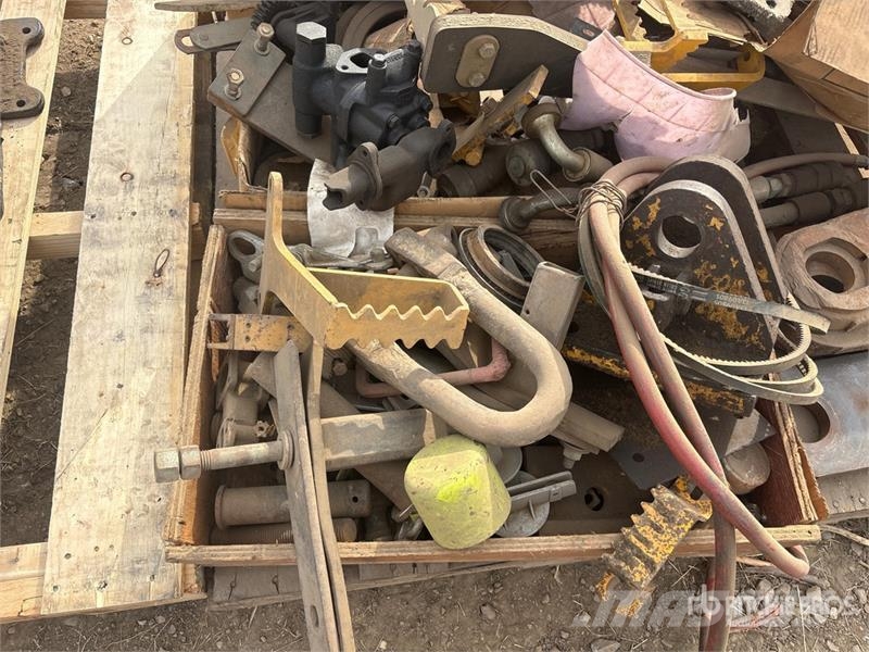 Quantity of (2) Pallets of Miscellaneous Parts Transportes - Outros