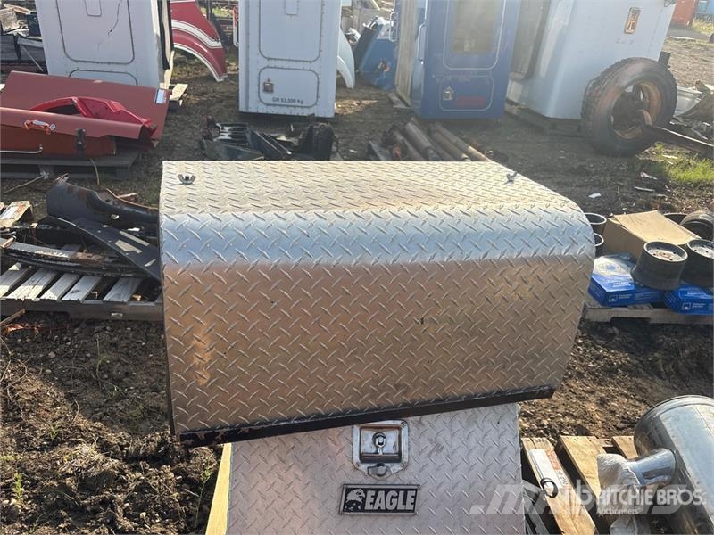 Quantity of (2) Pallets of Truck Parts Transportes - Outros