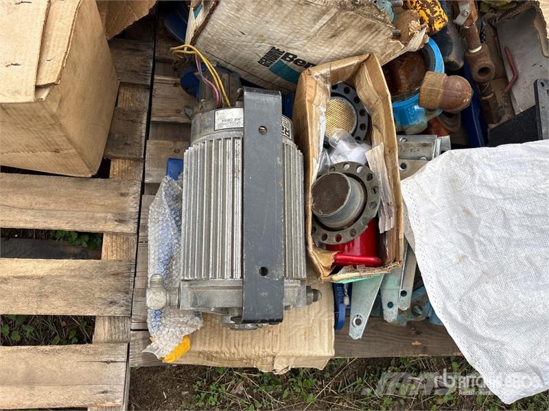 Quantity of (2) Pallets of Miscellaneous Parts 其他組件