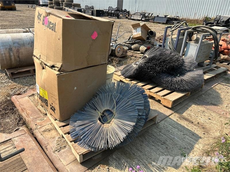 Quantity of (2) Pallets of Brushes Skid Steer Swee Zametací kartáče