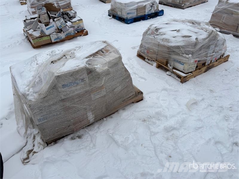  Quantity of (2) Pallets of 4 ft x 10 ft Insulated  Andre komponenter