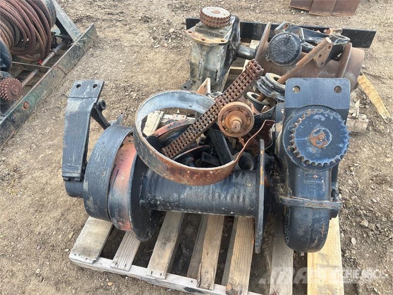 Quantity of (2) Pallets of Winch Parts Transportes - Outros