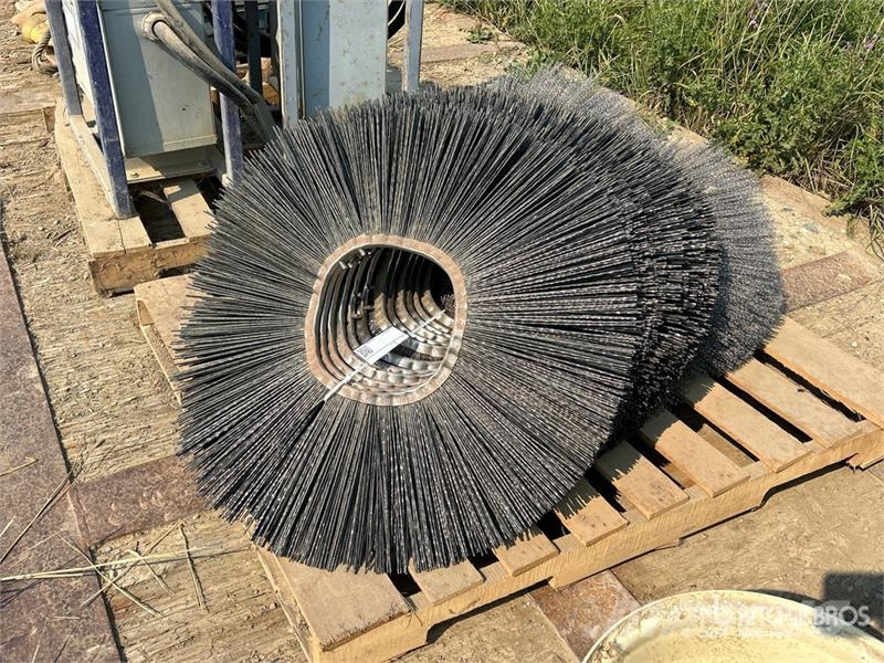 Quantity of (2) Pallets of Brushes Skid Steer Swee Zametací kartáče
