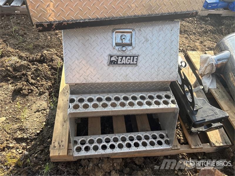 Quantity of (2) Pallets of Truck Parts Transportes - Outros