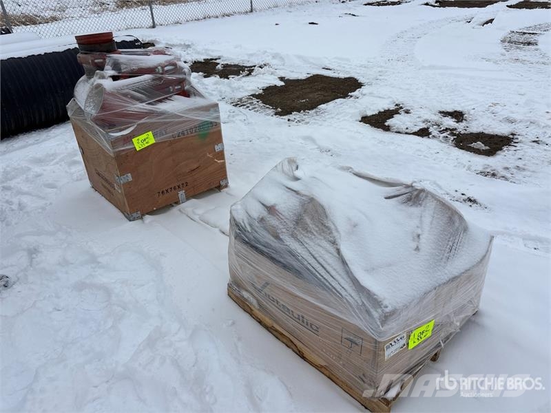 Quantity of (2) Pallets of Pipe Clamps Équipement de pipeline