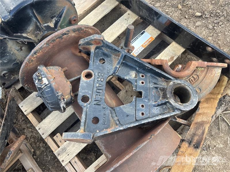 Quantity of (2) Pallets of Winch Parts Transportes - Outros