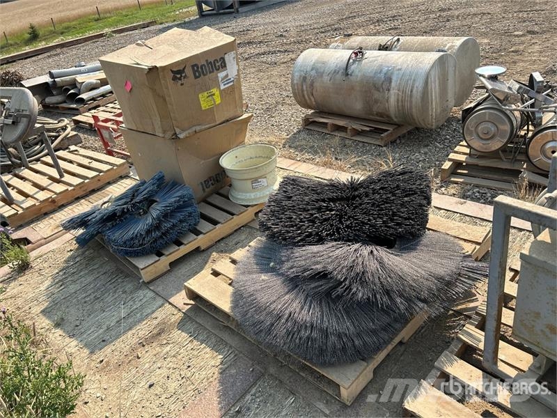 Quantity of (2) Pallets of Brushes Skid Steer Swee Zametací kartáče