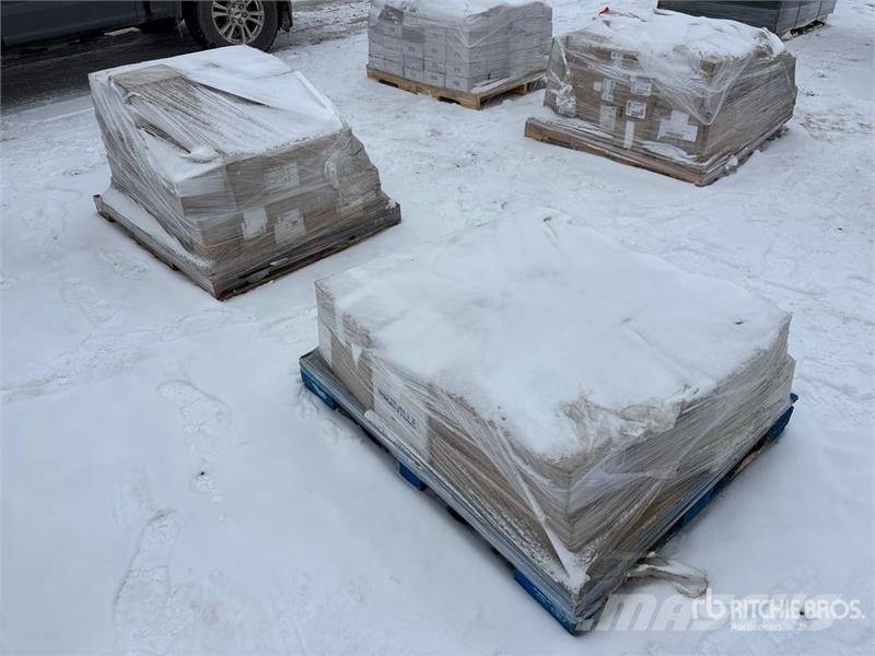Quantity of (2) Pallets of Pipe Clamps , Fittings Andre komponenter
