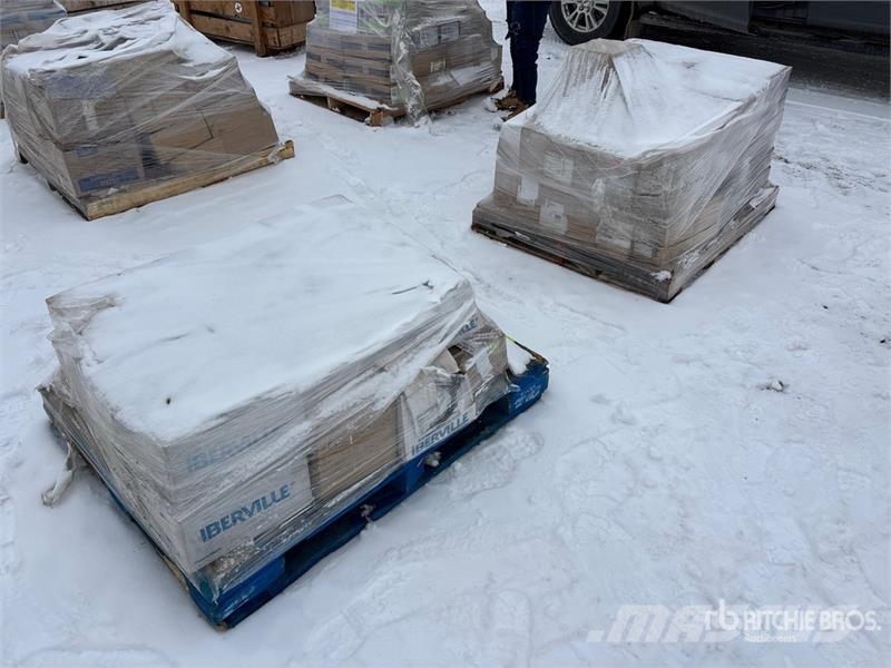 Quantity of (2) Pallets of Pipe Clamps , Fittings Andre komponenter