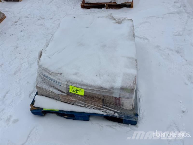 Quantity of (2) Pallets of Pipe Clamps , Fittings Andre komponenter