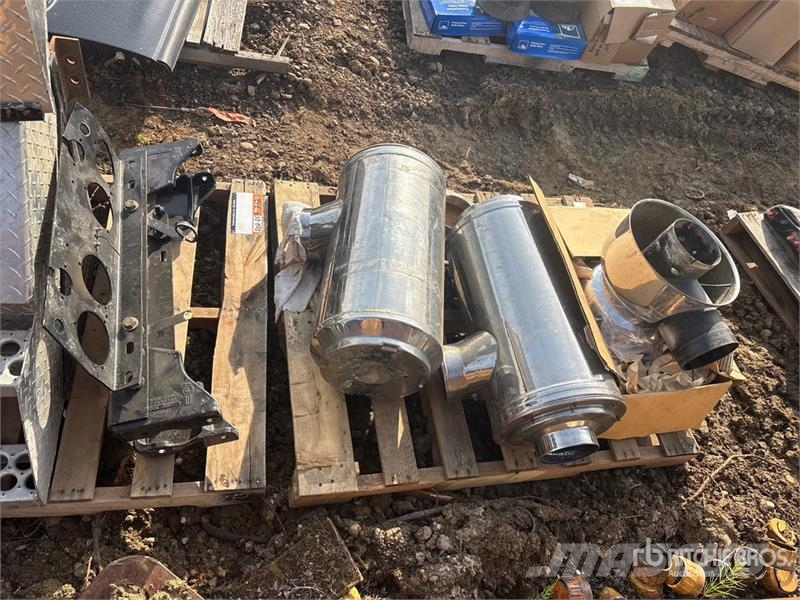 Quantity of (2) Pallets of Truck Parts Transportes - Outros
