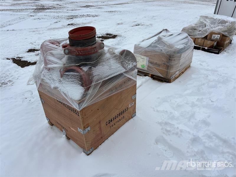 Quantity of (2) Pallets of Pipe Clamps Équipement de pipeline