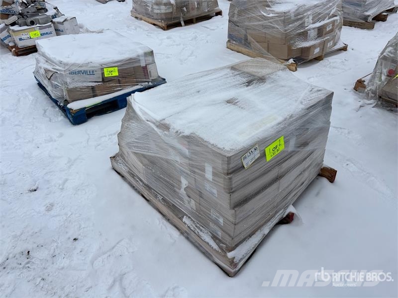 Quantity of (2) Pallets of Pipe Clamps , Fittings Andre komponenter