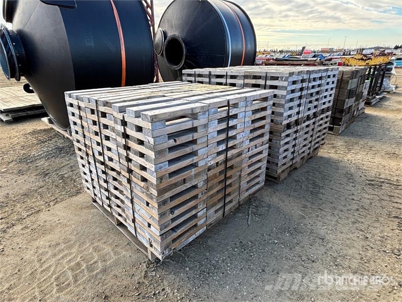 Quantity of (2) Pallets of Cribbed Dunnage Andre komponenter