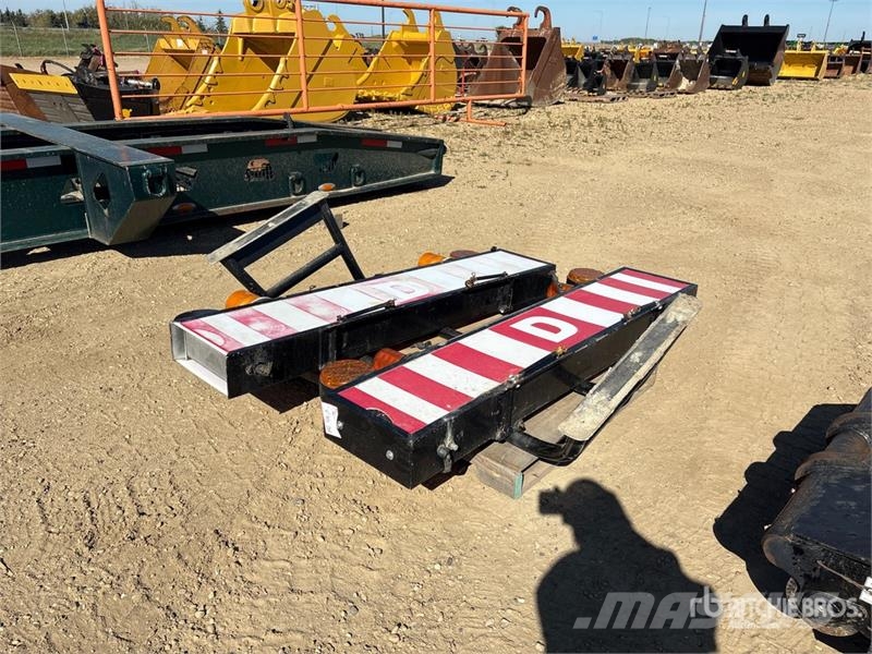  Quantity of (2) Pilot Car Sign Camion altro