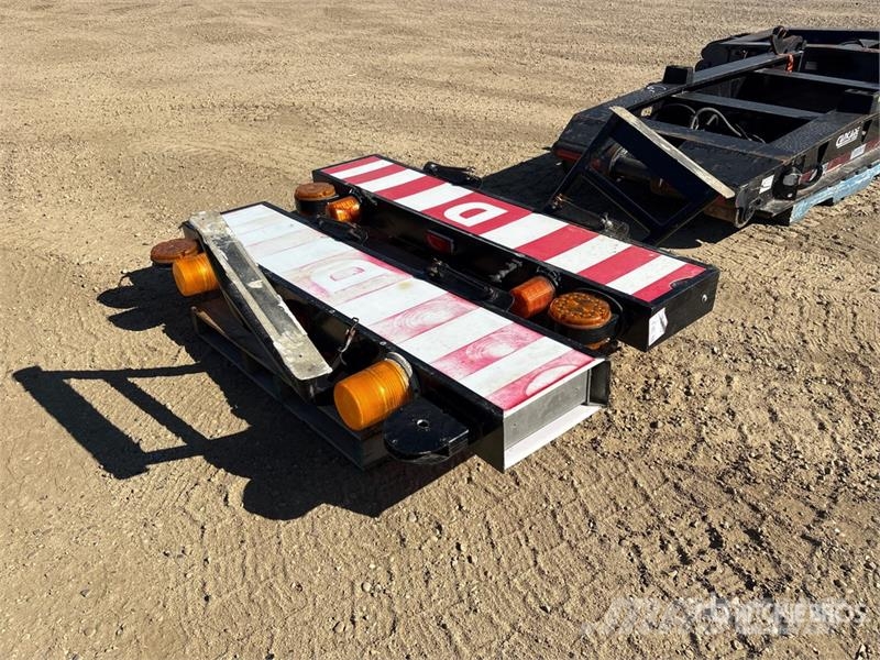  Quantity of (2) Pilot Car Sign Camion altro