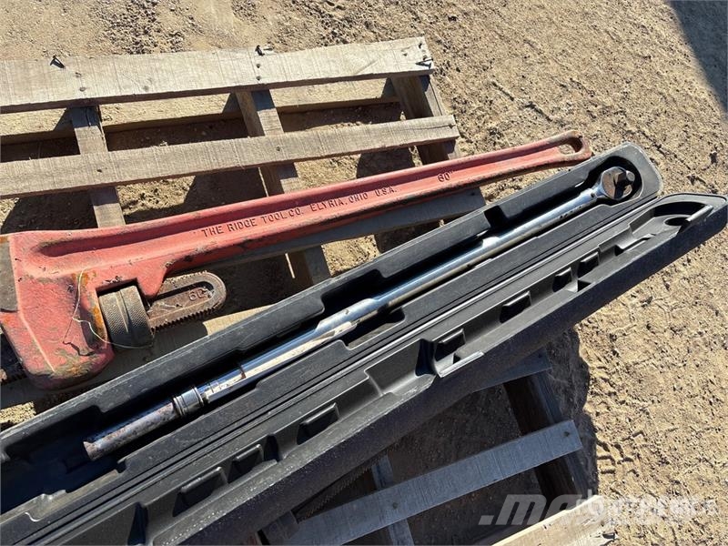  Quantity of (2) Pipe Wrench Andre komponenter