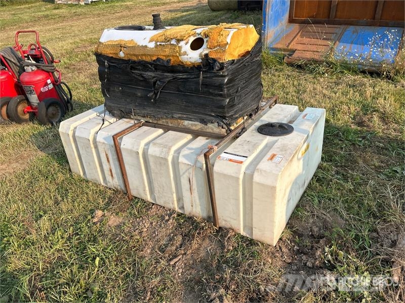 Quantity of (2) Poly Tank 연료 및 첨가제 탱크