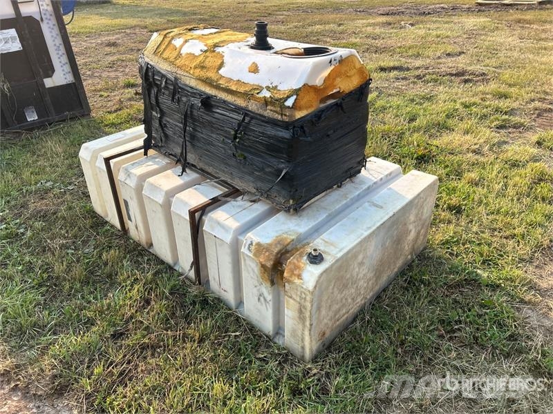 Quantity of (2) Poly Tank 연료 및 첨가제 탱크