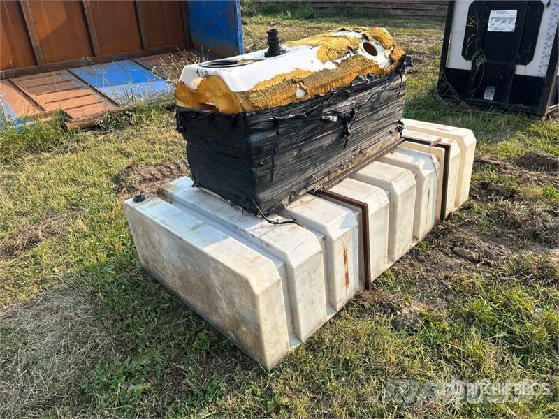 Quantity of (2) Poly Tank 연료 및 첨가제 탱크