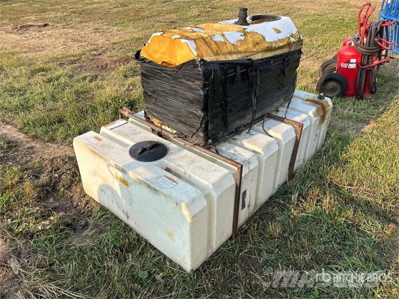 Quantity of (2) Poly Tank 연료 및 첨가제 탱크