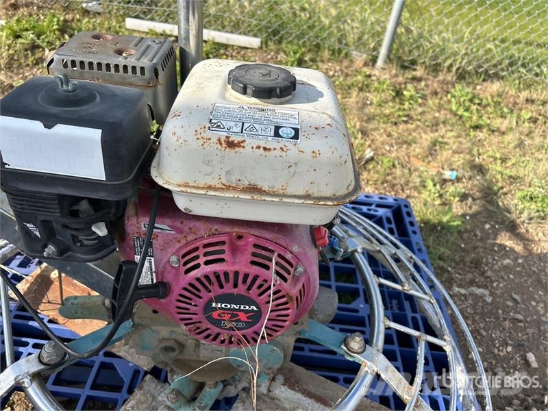  Quantity of (2) Power Trowel Mentės
