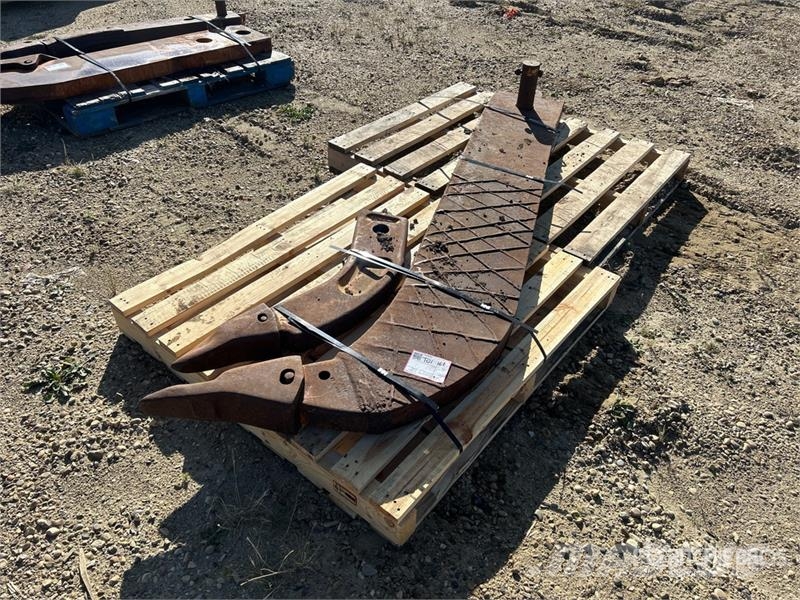  Quantity of (2) Ripper Shank - Fits 300 Series Ostatní komponenty