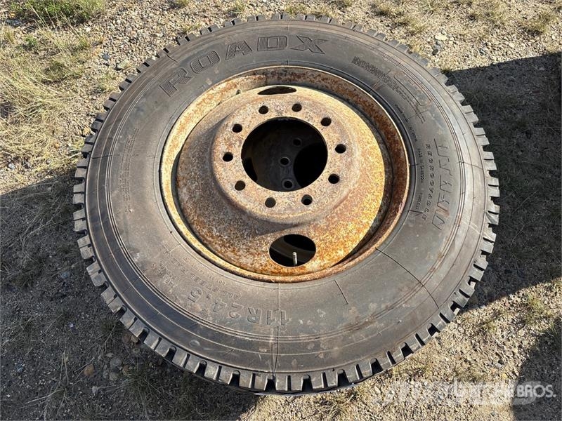  Quantity of (2) Roadx DT890 11R24.5 Tires (Unused) Шины и колёса