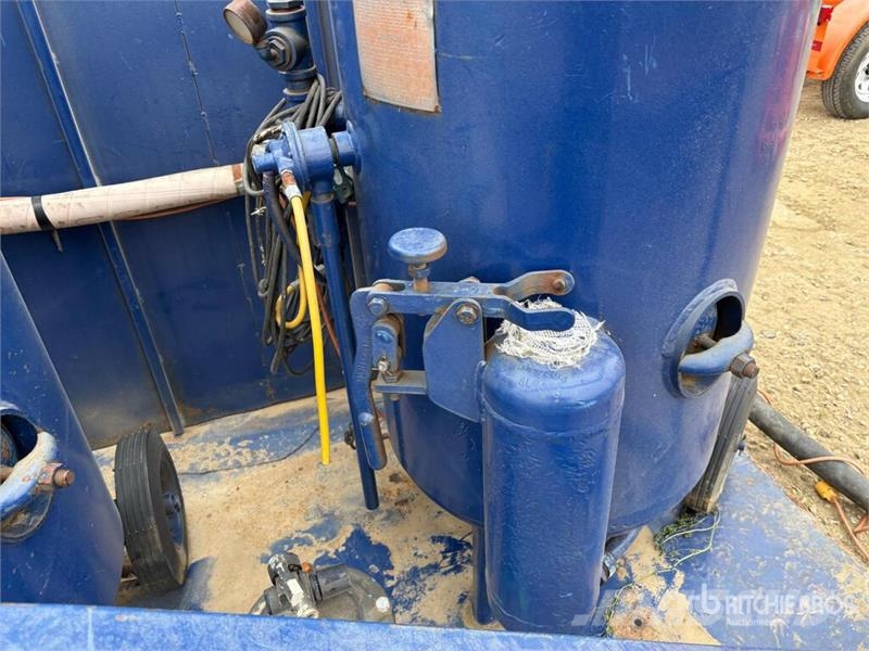 Quantity of (2) Sand Blasting Pot Ostalo za građevinarstvo